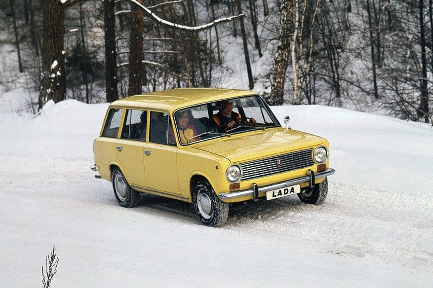 Первый универсал второй модели: история разработки и судьба ВАЗ-2102
РекламаОлег Полажинец 28.06.2019Главная
Статьи
Первый универсал второй модели: история разработки и судьба ВАЗ-2102
Автор: Олег ПолажинецВспоминая подробности превращения итальянского Fiat 124 в советский ВАЗ-2101 и сопутствующую ей драматическую историю-битву за современную верхневальную конструкцию двигателя, мы как-то обошли стороной историю разработки первого универсала с ладьей на решетке. Речь о легендарной "двойке" ВАЗ-2102, ставшей основой для "четвёрки" – следующей модели с этим типом кузова. Сегодня мы постараемся восполнить пробел, вспомнив, как, почему и для кого в Тольятти начали выпускать Жигули-универсал, и при чём здесь итальянское слово Familiare.РекламаНачало
В1966 году произошло поистине эпохальное для Советского Союза событие: советский Внешторг заключил соглашение с итальянским автомобильным производителем FIAT. Четвертого мая в Турине соответствующий протокол о сотрудничестве подписали президент итальянской фирмы Витторио Валетта и министр автопрома СССР Александр Тарасов. Однако после смены руководства Fiat в июле пришлось вести новые переговоры с основателями марки — домом Аньелли, снова завладевшим контрольным пакетом акций. В итоге в августе того же 1966 года было заключено еще одно соглашение — на этот раз генеральное. Полностью документ назывался так: «О сотрудничестве в области разработки конструкции автомобиля, проекта автомобильного завода и его строительстве в СССР», а подписали его первый замминистра В. Сушков и внук основателя FIAT Джанни Аньелли. Сумма контракта составляла около 900 миллионов долларов, из которых 320 миллионов входили в восьмилетний целевой кредит на приобретение оборудования от итальянского государственного кредитного банка IMI. Научно-техническое сотрудничество двух государств предполагало строительство современного автомобильного завода на советской территории и последующий выпуск на нём легковых автомобилей – разумеется, разработки Fiat. На производство машин в рамках соглашения была приобретена соответствующая лицензия. Под «Автомобилем №1» в комплектации «норма» подразумевался Fiat 124, а на роль «Автомобиля №2» итальянцы предлагали еще одну свою новую модель – Fiat 125, который впоследствии выпускался в Польше под названием Polski Fiat 125p .