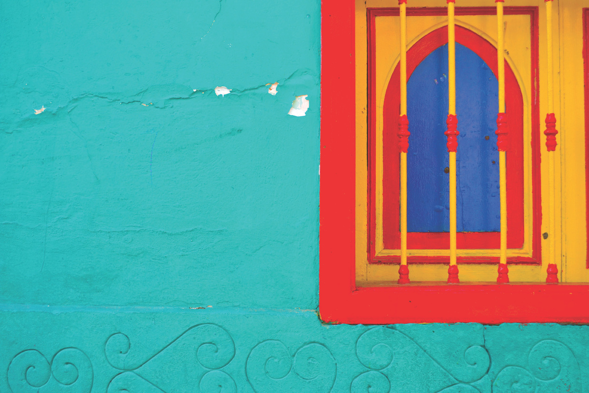 Как думаете, что это такое цветное?