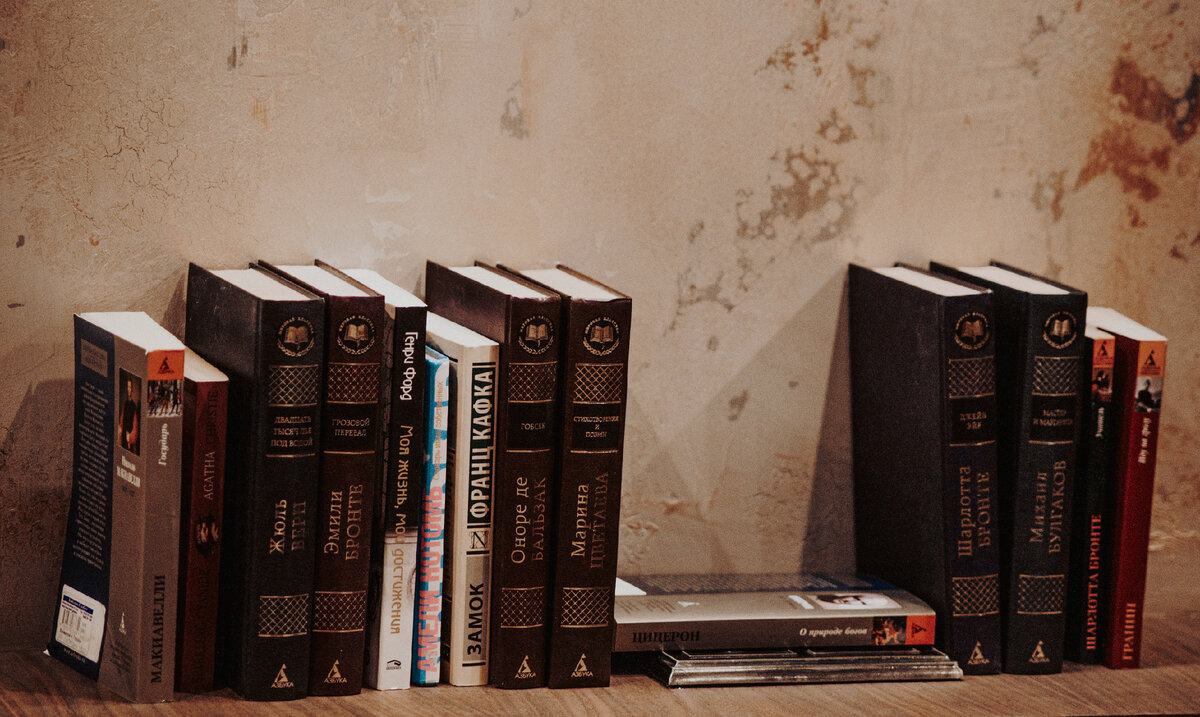 Можно почитать. В отличие от других мест у нас качественная литература, от тех кто читает книги, а не просто выбрал красивые корешки.