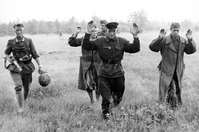 Тематическое фото. Советские военнопленные, 1941 г. Commons.wikimedia.org