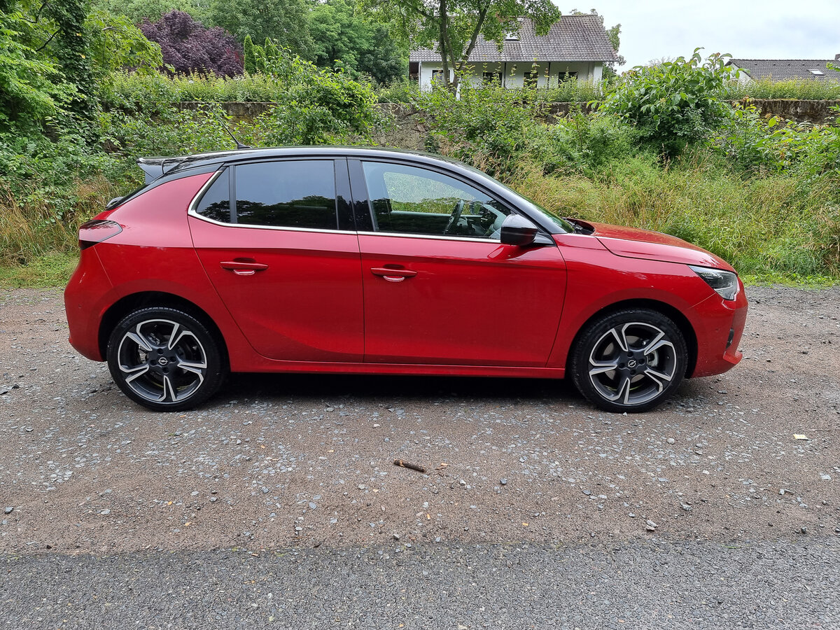 Самый маленький Opel теперь существует только в 5-дверном кузове, он делит платформу с Peugeot 208