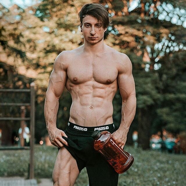 Andrea Larosa. Весит 65 кг при росте 165 см.