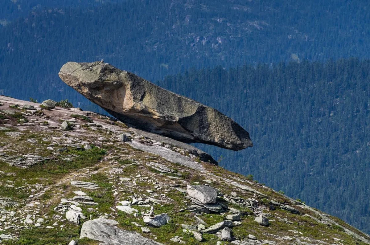 Висящий камень в парке Ергаки, Красноярский край, Россия