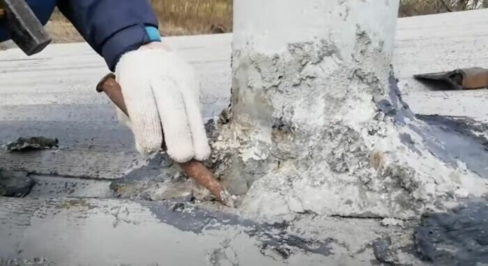 Сначала чистим дымоход от старого состава. /Фото: youtube.com.