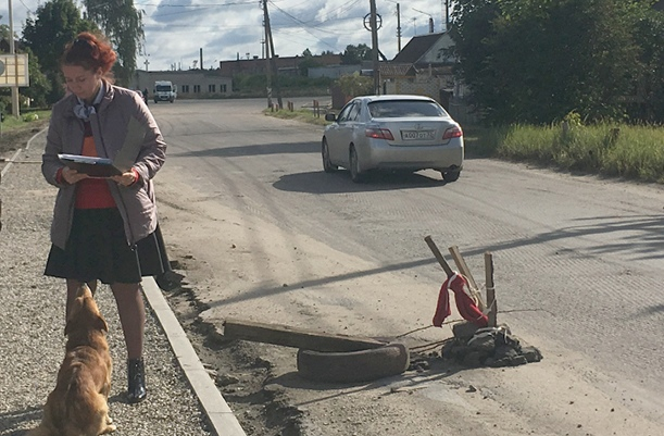 Яму, под которой проходит старая газовая труба, люди огородили подручными средствами. Фото автора. 