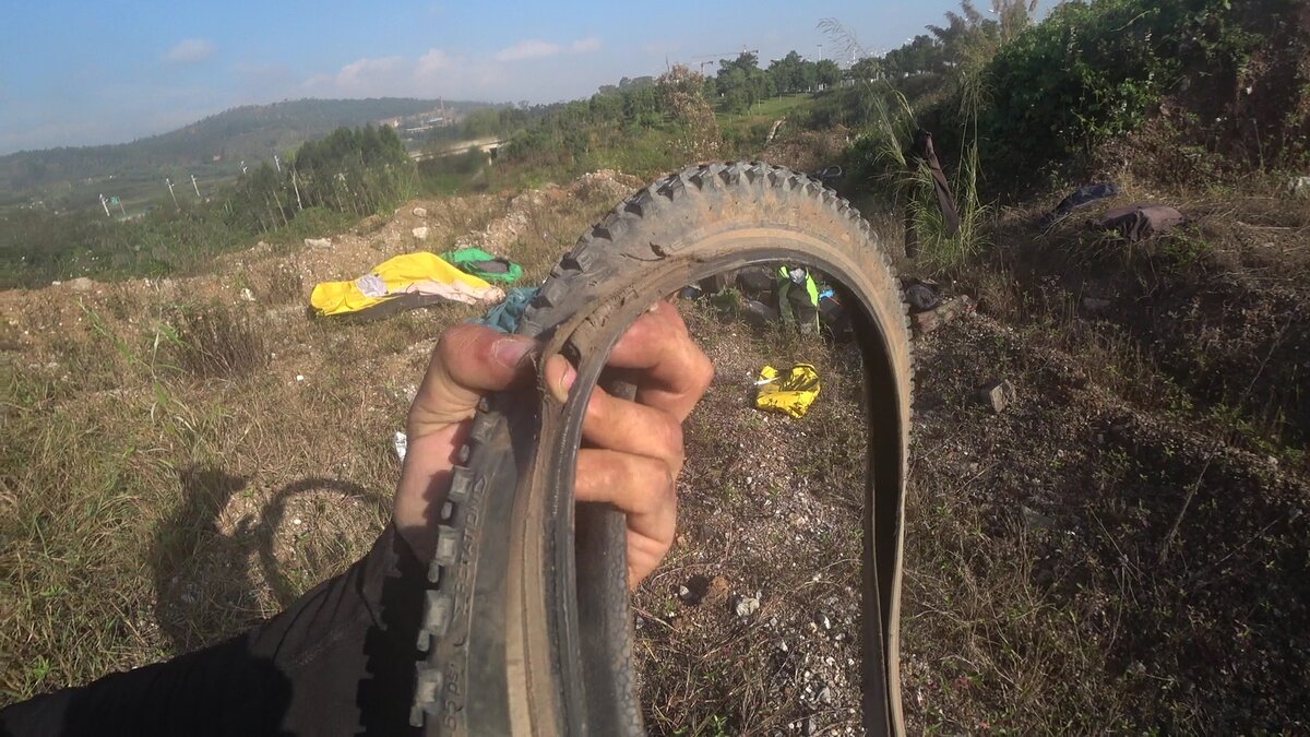 Покрышка после взрыва камеры