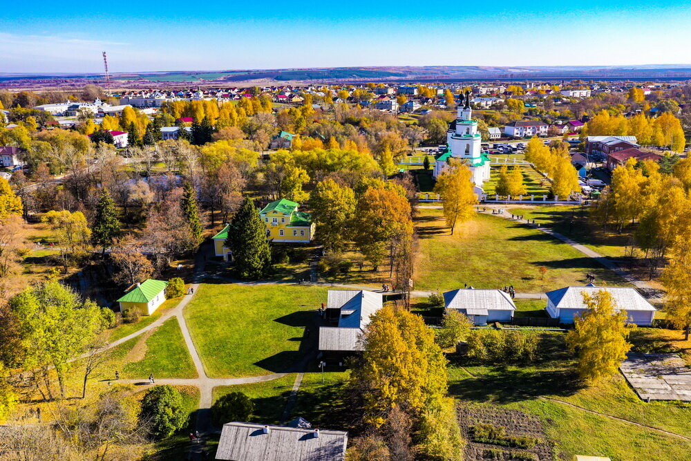 Если как следует нажать на тапочку, то часа через три выехав из Нижнего Новгорода, можно оказаться в Большом Болдино. Имении Пушкина Александра Сергеевича. Там он, кстати, находился не просто так, а на самоизоляции, пережидая эпидемию холеры. Болдино знаменательно тем, что в годы раскулачивания всех и вся, крестьяне на сходе решили ничего не трогать, и сохранить и барский парк, и барскую усадьбу. Благодаря этому они дожили до нас в первозданном виде. Сейчас здесь болдинская осень, которая влечет к себе туристов со всех окраин. Поэтому если вы хотите хоть что-то увидеть, лучшие приезжать пораньше и в будни. 