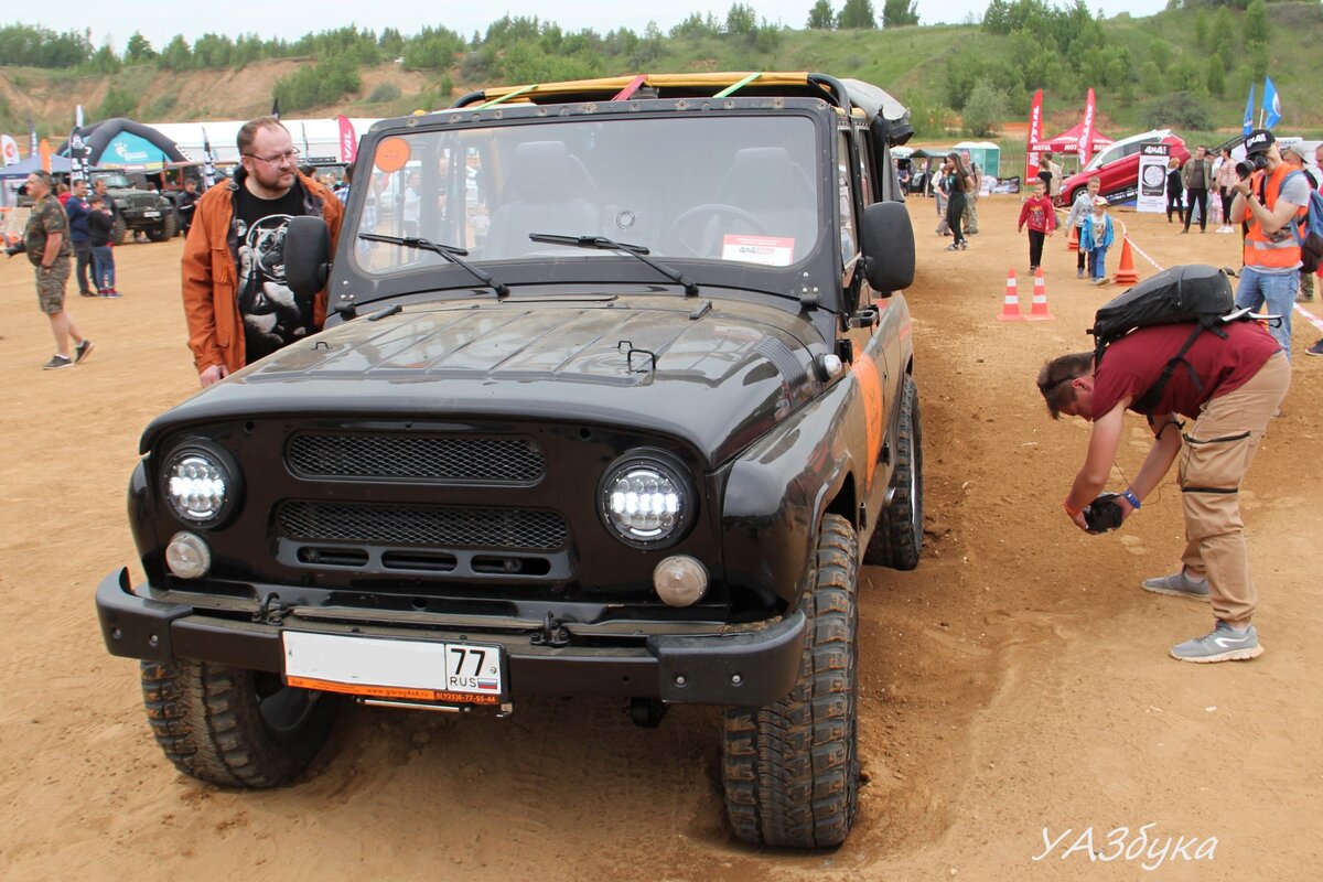 Самое интересное у этого автомобиля под капотом и под днищем ;)