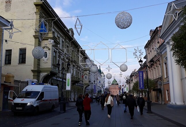 Нижний Новгород, 22 октября 2021. "Скорых" в Нижнем сейчас непривычного много. Реанимационных автомобилей чуть поменьше, но раньше на улицах их, можно сказать, что и не было.