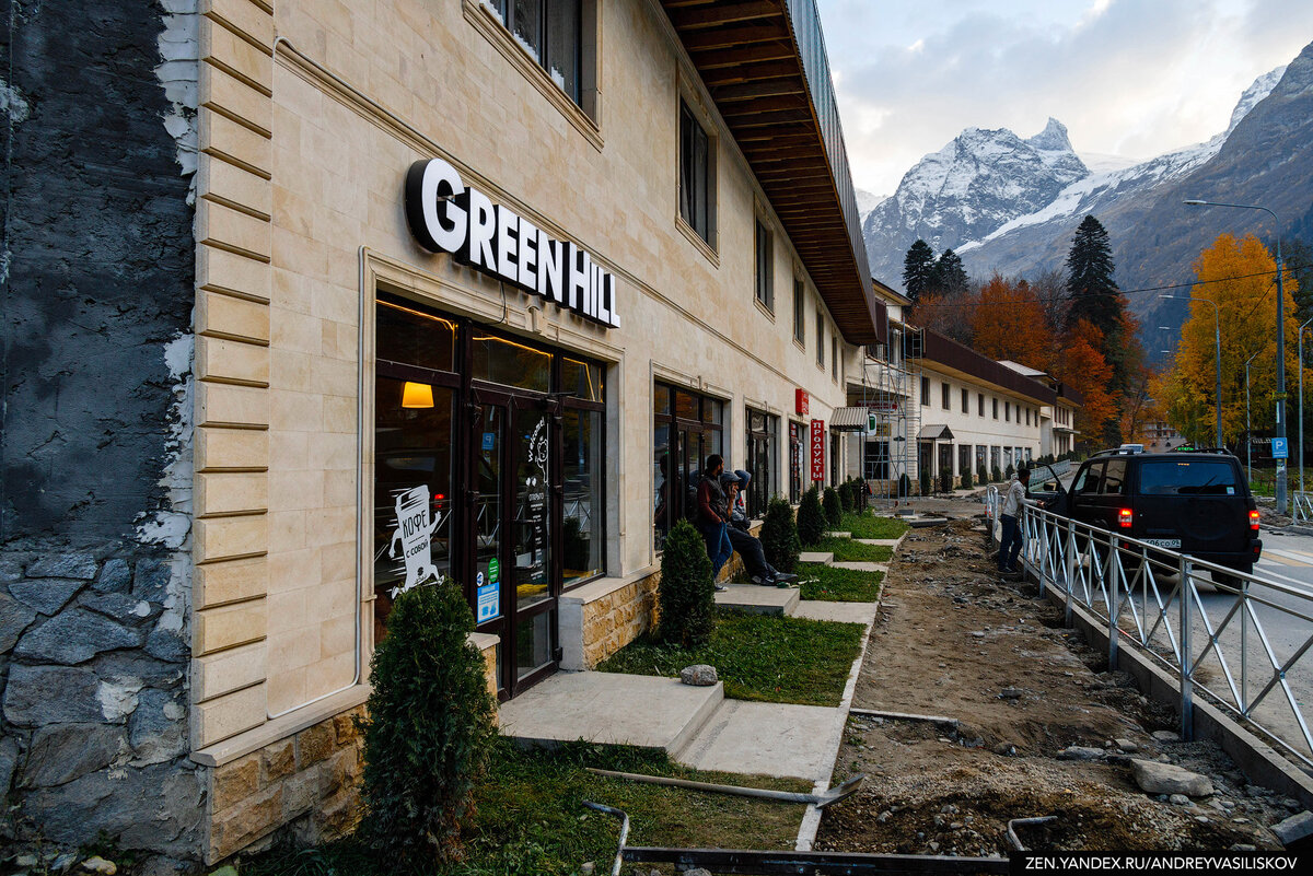 в Домбае повсеместный ремонт