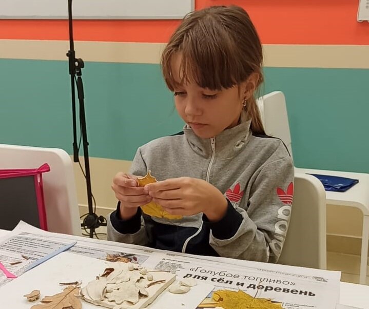 Дочка на кружке по ИЗО занимается скульптурой