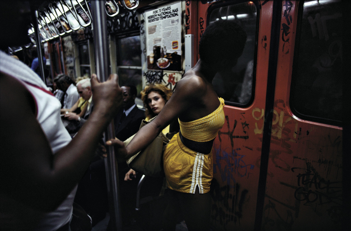 Метро негритянки. Метро Нью Йорка 1980. Брюс Дэвидсон метро. Нью Йоркское метро 80-х. Метро Нью-Йорка 80.
