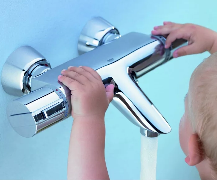 Смеситель с термостатом для ванны.