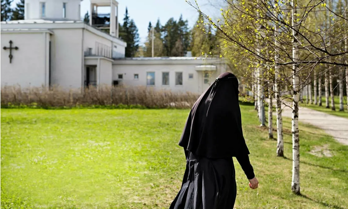 Болезнь монашек что это. Сольба монахиня Паисия. Православные монашки. Монахиня в церкви. Монахиня со спины.