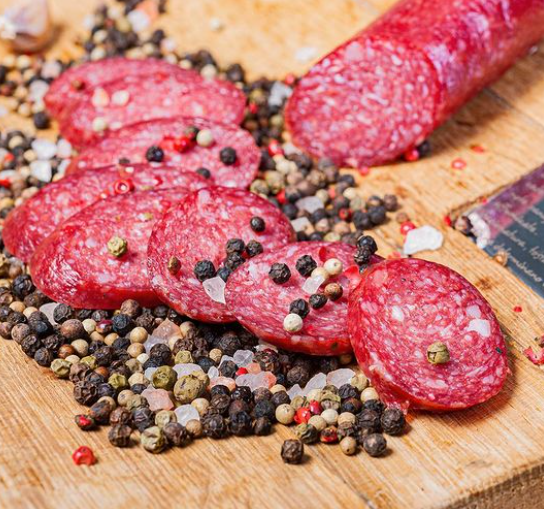 Любителям колбас и сосисок все труднее найти в магазинах мясные продукты без химических усилителей вкуса в составе. У большинства колбас на этикетке указан внушительный список искусственных добавок. Мясная гастрономия Me Eat Too в этом смысле — приятное исключение. Как нам это удалось, читайте в статье!