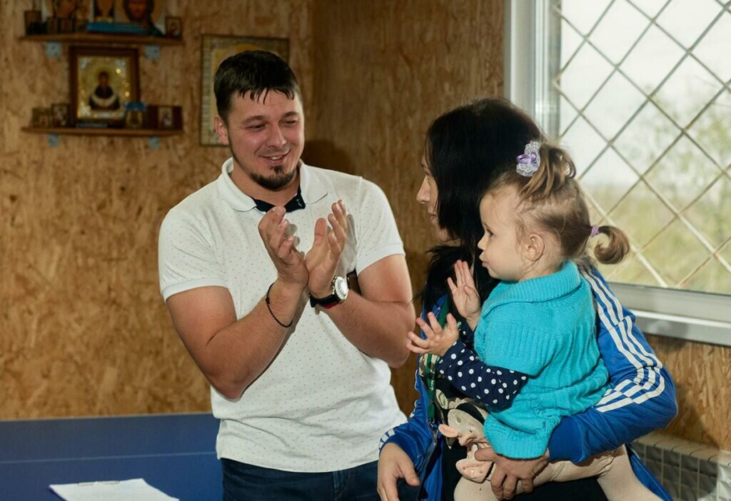 Александр (слева) разработал свою программу для работы с зависимыми и пропускает через нее всю семью