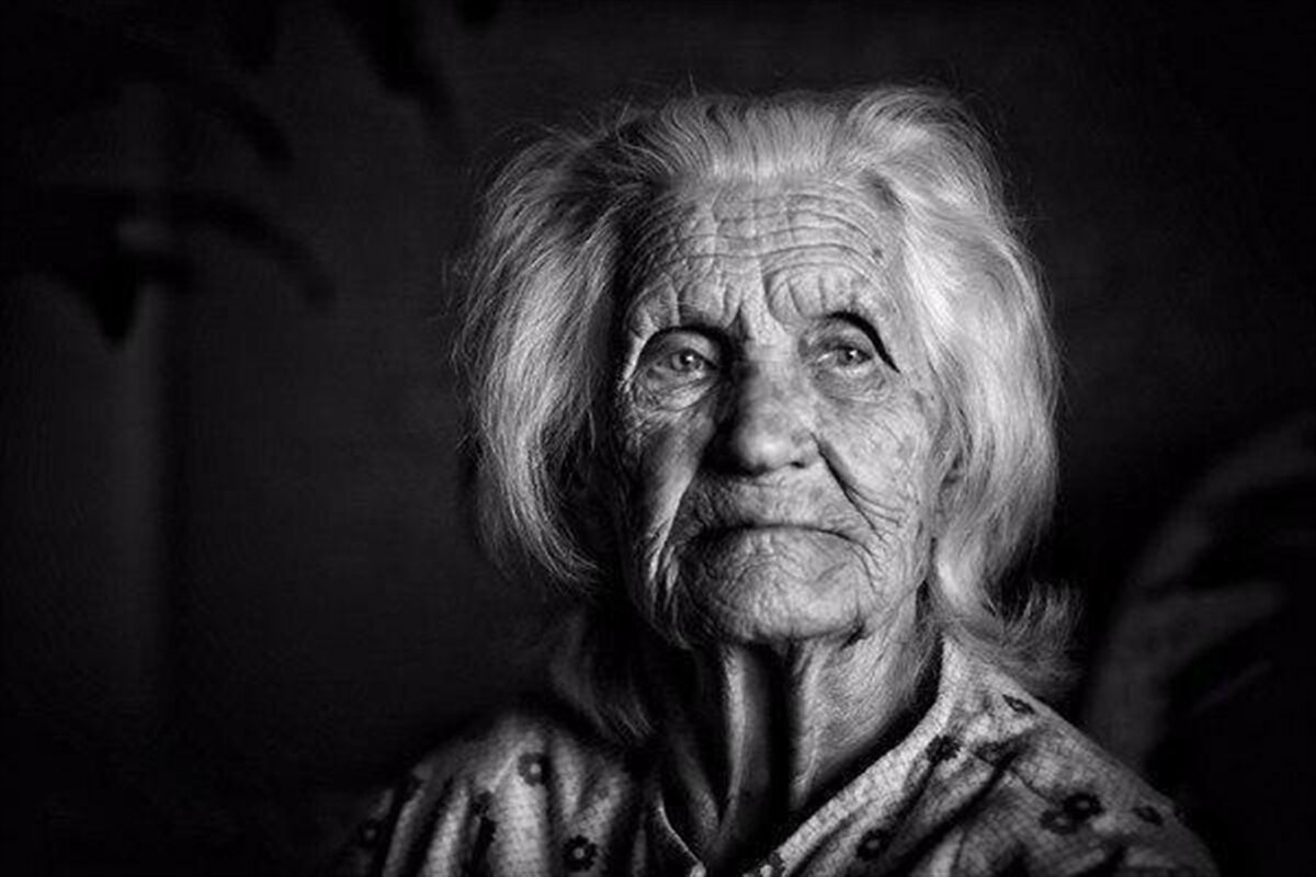 Дома старой женщины. Бабушка фотопортрет. Фотопортреты пожилых. Портреты пожилых людей. Портрет пожилого человека.