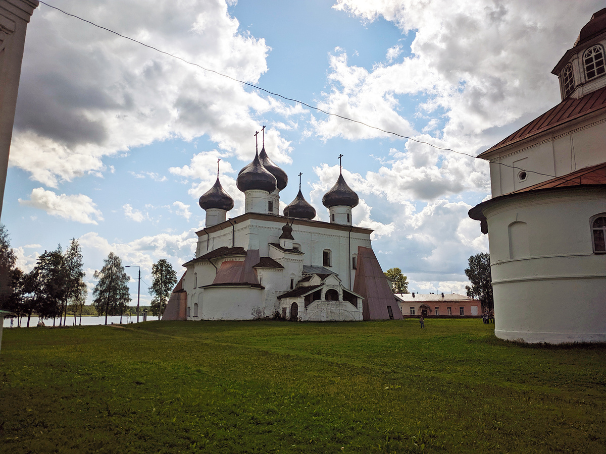 Собор Рождества Христова. Самое первой каменное здание в Каргополе (1552-1562 гг.).