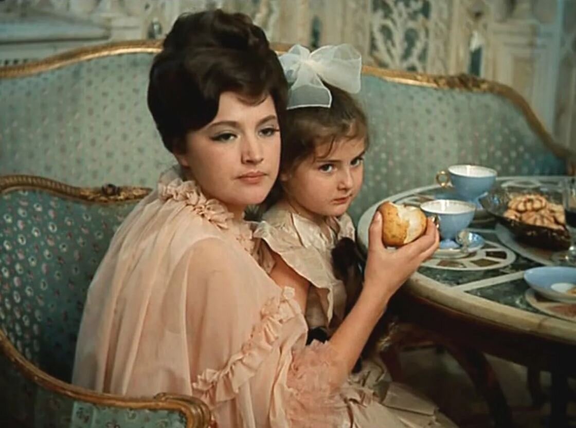 Кадр из фильма "Не горюй" (1969) Ариадна Шенгелая в роли княгини Вахвари.