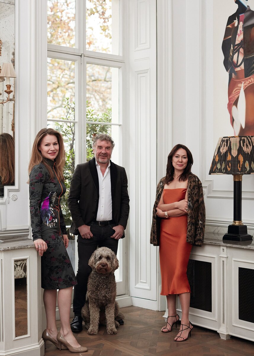 Фото: Стефан ЖульярХозяева дома Светлана Борозна и Линдси Вайтлоу, их собака Келли и дизайнер Гуля Галеева.