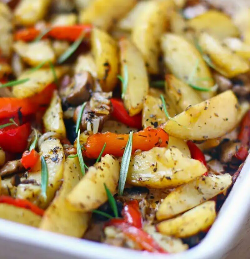 запеченные картошка и перцы. картофель дольками в духовке с хрустящей корочкой. картошка по деревенски в ресторане. я женатый картофель. картофель запеченный с паприкой.