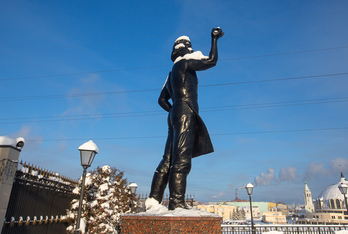 Один из символов Тулы - памятник легендарному Левше, который прозвали  