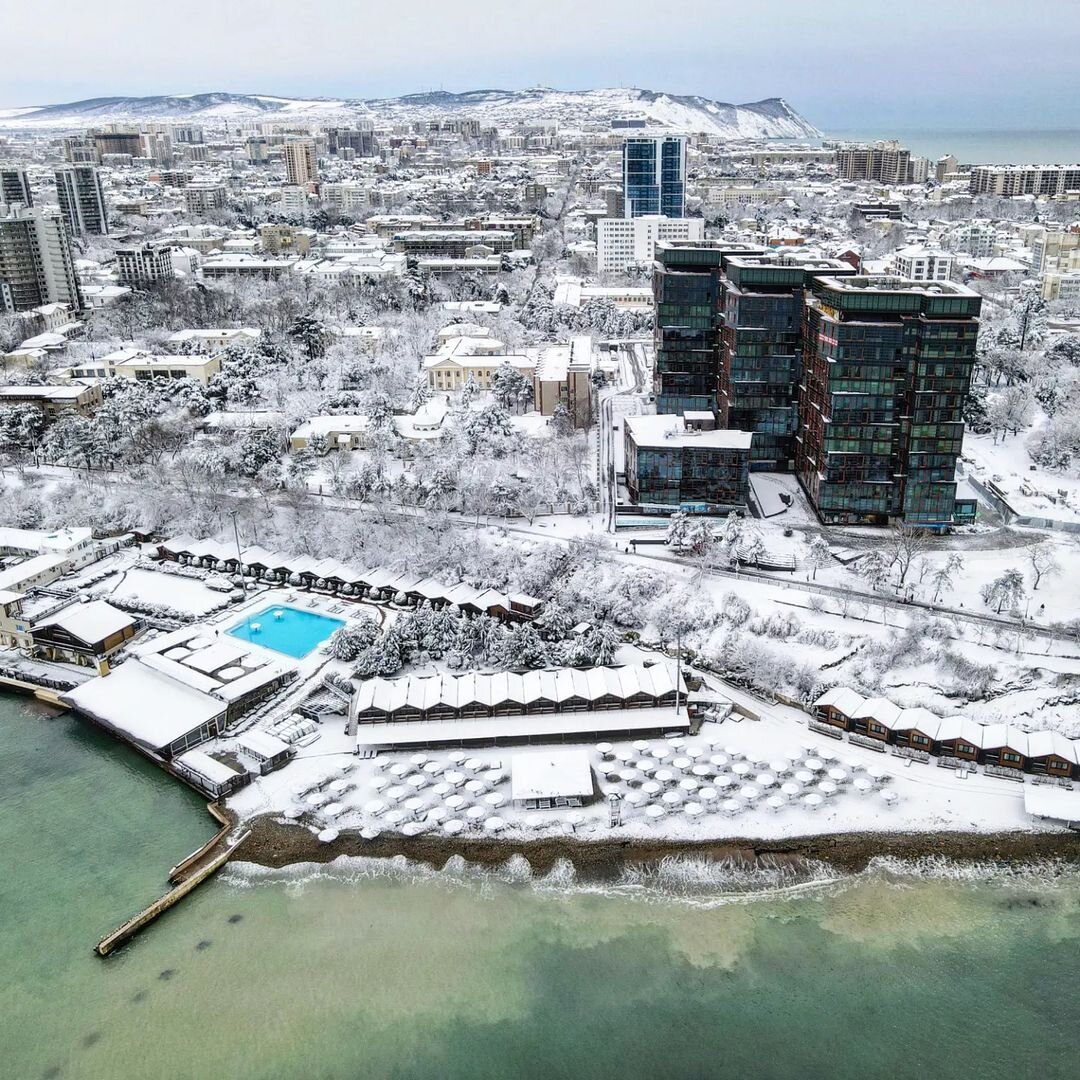 Набережная Высокого берега, частный пляж "Золотая Бухта" (25 января 2022) и одноименных ЖК