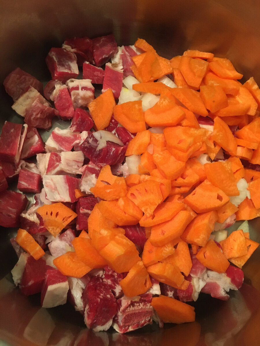 Добавляем к мясу морковь и лук. Обжариваем все это на растительном масле