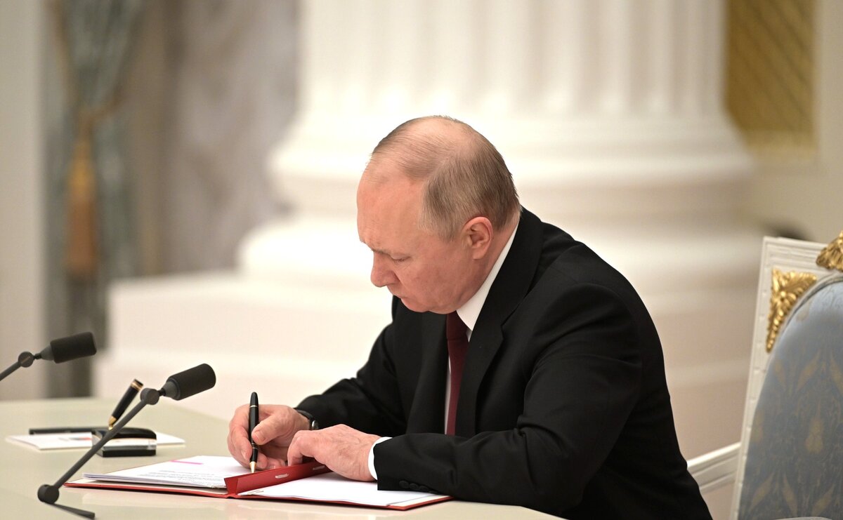 Процедура подписания договора о взаимопомощи России с ДНР и ЛНД. Kremlin.ru