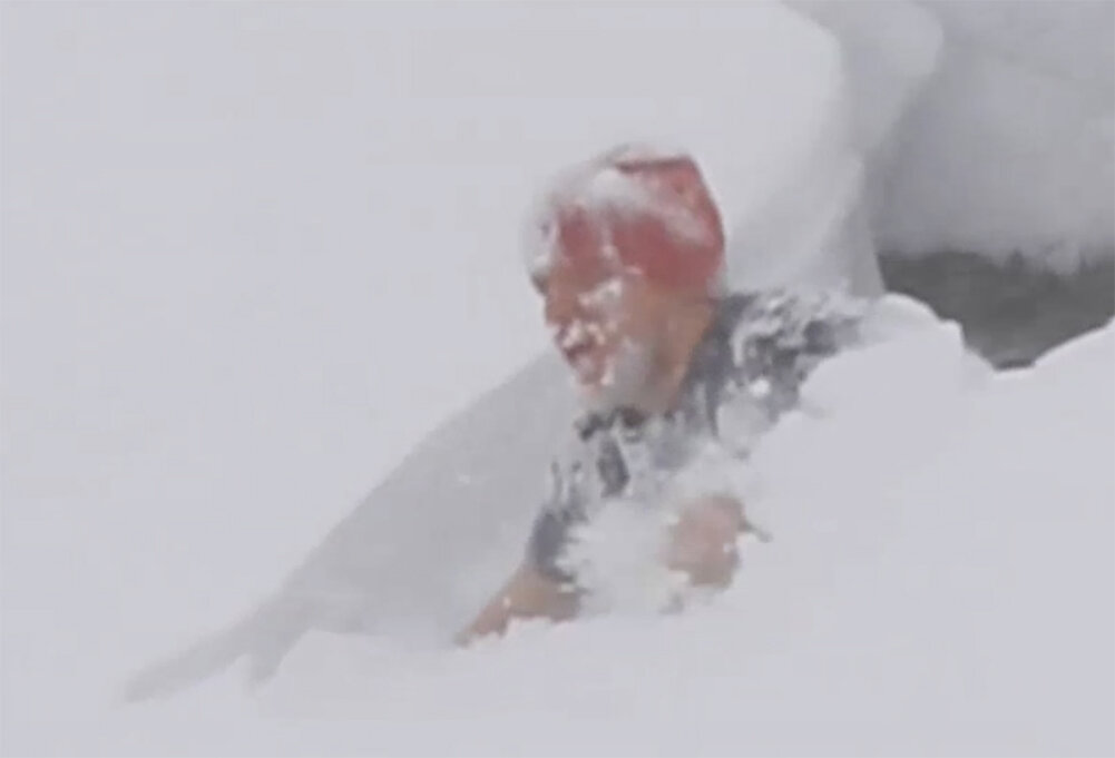 Блоггер который кинул ребенка в сугроб. Блоггер который кинул ребенка в сугроб. Кидание в сугроб. Дети кидают снег. Блоггер который кинул ребенка в сугроб.