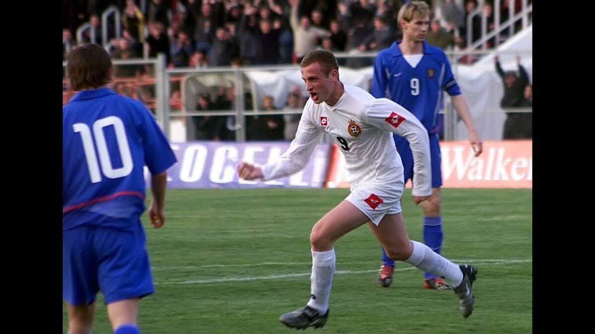 Фото взято с открытых источников. Малхаз Асатиани после забитого мяча в ворота сборной России.