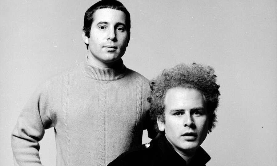 Песня Mrs. Robinson Simon & Garfunkel появилась также и в фильме «Форрест Гамп»