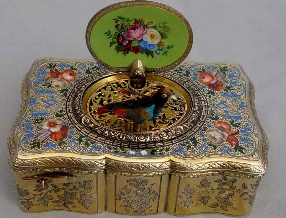 Наши художники создают шкатулки любых размеров и формы. Хранительница тайн, созданная в нашей мастерской, может быть ажурной или строгой, с памятной надписью или тонким рисунком.  Любая из них станет интересным подарком или уютно поселится в вашем доме, храня в себе ваши секреты и милые сердцу ценности.Секрет шкатулки откройте на сайте likartel.ru
Красивая шкатулка есть не в каждом доме. Если у вас ее нет – обязательно заведите. Простой, казалось бы, с виду, предмет, обладает притягательной силой. Её непременно хочется открыть и заглянуть – что же там хранится под изящной крышкой.  Шкатулка всегда хранит какую-то тайну, скрытую от любопытных глаз. Нередко в ней лежат дорогие сердцу предметы, перебирая которые, вы погружаетесь в приятные воспоминания. Зачастую в шкатулках десятилетиями хранятся  мелочи, связанные с вашим детством или безделушки, которые помнят руки давно ушедших предков. Словом, каждая шкатулка хранит память, которая с каждым годом становится более ценной, становясь историей.
Сама шкатулка, как предмет, появилась в России при Петре I. Она явилась на смену византийским ларцам. Первые шкатулки пришли в Европу из Японии и Китая. В этих странах шкатулке придавалось особое значение. Каждая из них была произведением искусства.  Покрытая тонкой росписью, она была ценным подарком, в ней хранили драгоценности и сакральные предметы.
 
В Европе шкатулки были предметом роскоши. Их покрывали тонкой резьбой, украшали золотом, серебром и       драгоценными камнями. Обитая изнутри шелком, шкатулка для драгоценностей порой стоила намного дороже того, что в   ней хранилось. Зачастую шкатулочка была с секретом. Чаще всего это было двойное дно, потайные ящички и зеркальная   обманка.
  Яркий след в истории оставили музыкальные шкатулки. Они всегда были изысканны в отделке и сложны в устройстве. До    наших дней сохранились отдельные редкие экземпляры, и если вам посчастливилось держать в руках старинную музыкальную шкатулку, считайте, вы прикоснулись к истории. 

 
Современные технологии лазерной резки дали вторую жизнь шкатулке. Лазерная резка дерева и фанеры позволяет создавать шкатулки и шкатулочки сложной формы, украшать их деревянным кружевом и памятными надписями. Станок с ЧПУ режет детали шкатулки по заранее созданному макету. В него можно заранее внести надписи и рисунки. Макет тем и хорош, что еще до начала резки можно внести исправления или дополнить будущее изделие согласно вашей фантазии. После того, как детали вырезаны, их покрывают защитным составом, лаком и морилкой. Собранная шкатулка будет именно такой, как вы видели её в макете.
При выборе шкатулки надо руководствоваться нехитрыми правилами:Для хранения швейных предметов стенки и дно должны быть сплошными, без резного узора. Обязательно наличие отделений, ярусов или встроенных маленьких ящичков.
Для документов или писем нужна большая плоская шкатулка.
Для хранения денег тоже нужна плоская шкатулка. В нее можно и замок вставить. А вот если изнутри стенки и дно денежной шкатулки имеют красный цвет – хранящиеся там купюры будут притягивать достаток в ваш дом. В крайнем случае, можно просто застелить дно красной шелковой тканью.
Для драгоценностей нужна шкатулка, имеющая дорогой вид и хотя бы два отделения для разного вида украшений.
Шкатулка с кружевными стенками и крышкой прекрасно подойдет для хранения мелких предметов, например, запасных ключей от дома, машины и дачи. Она заменит ключницу, а нужный ключик всегда будет на месте.
