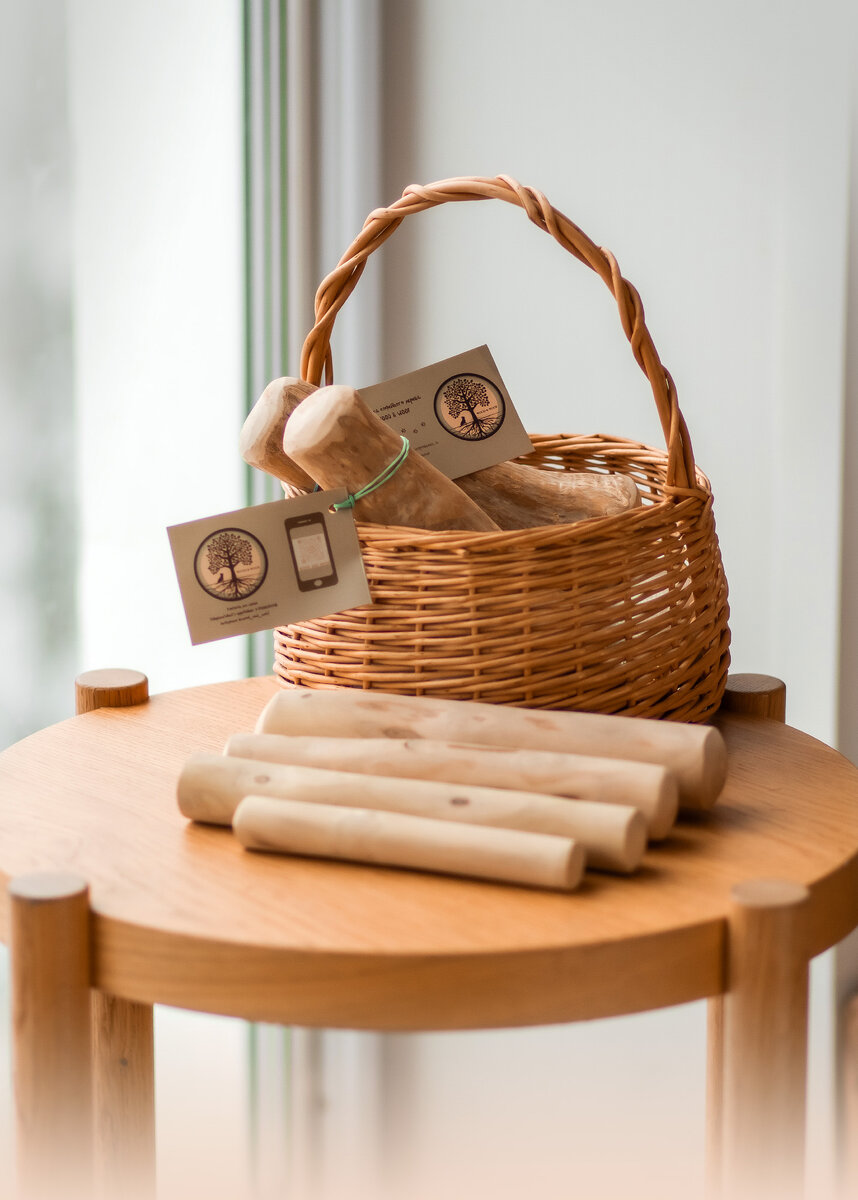 Чтобы палочка прослужила дольше и собака получила максимальную пользу и удовольствие от ее использования очень важно правильно подобрать размер. Все потому что тонкая по диаметру палочка (2-3 см), предназначенная для пород до 10 кг, быстро разломится и раскрошится в челюстях хаски или питбуля. Так же, как и слишком большая, не подойдёт маленькой собаке. Помимо того, что ее неудобно держать и грызть, питомец может себе навредить, поранив челюсть.