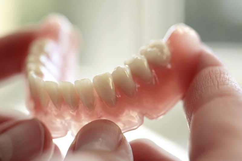 Как ухаживать за зубными протезами, «мостами», имплантатами и коронками? | НК Клиник