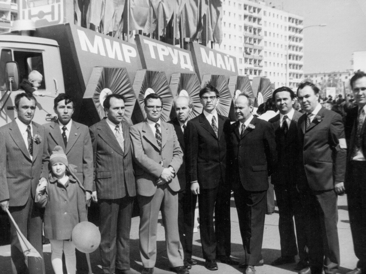 Руководство автомобильного завода на первомайской демонстрации 1977 года. Слева направо: 1. Гужавин П.И. – заместитель директора автомобильного завода. 2. Старостин В.И. – заместитель секретаря парткома автомобильного завода. 3. Яковчук А.П. – помощник директора автомобильного завода. 4. Патраков Г.И. - заместитель директора автомобильного завода. 5. Буркун Ф.И. – заместитель председателя завкома. 6. Суханов Николай Михайлович - заместитель секретаря парткома автомобильного завода. 7. Ивженко Владимир Яковлевич – директор автомобильного завода. 8. Валиев Зияфат М - заместитель секретаря парткома автомобильного завода. 9. Катаргин Б.М. – начальник производства мостов. 10. Шкатов Г.Н. – секретарь комитета ВЛКСМ автомобильного завода