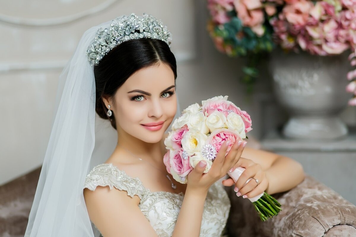 Красивые свадебные прически и платья пышные