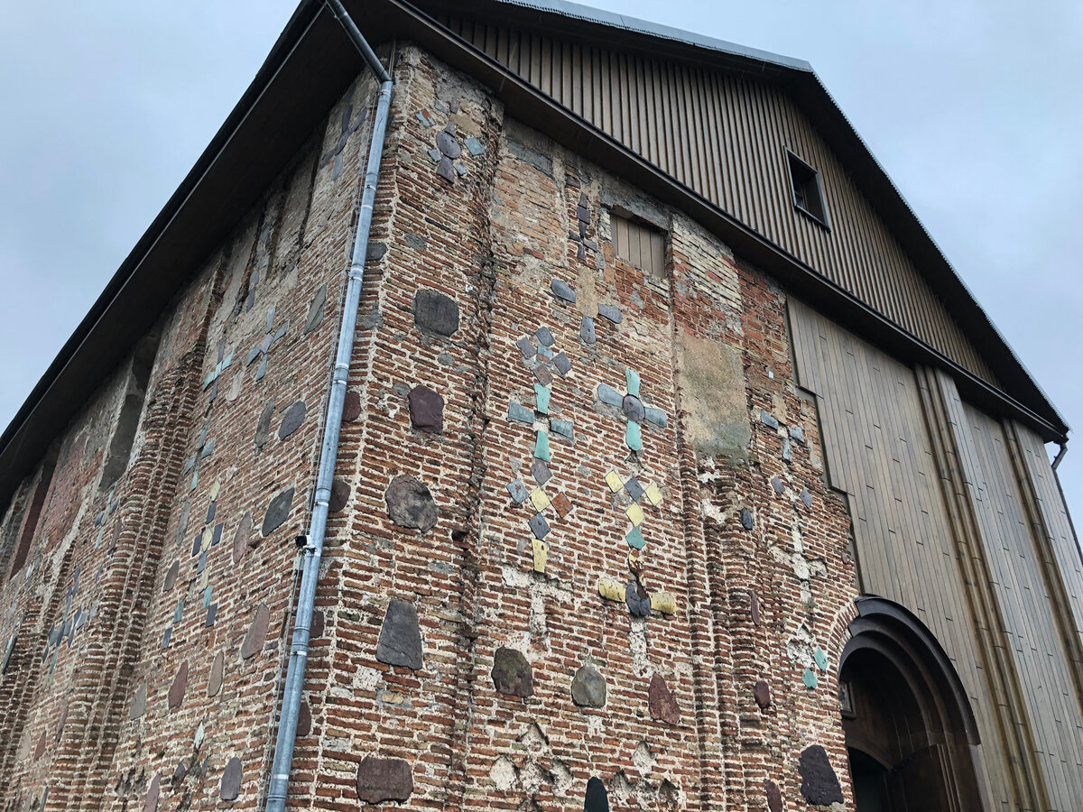 А это церковь с близкого расстояния