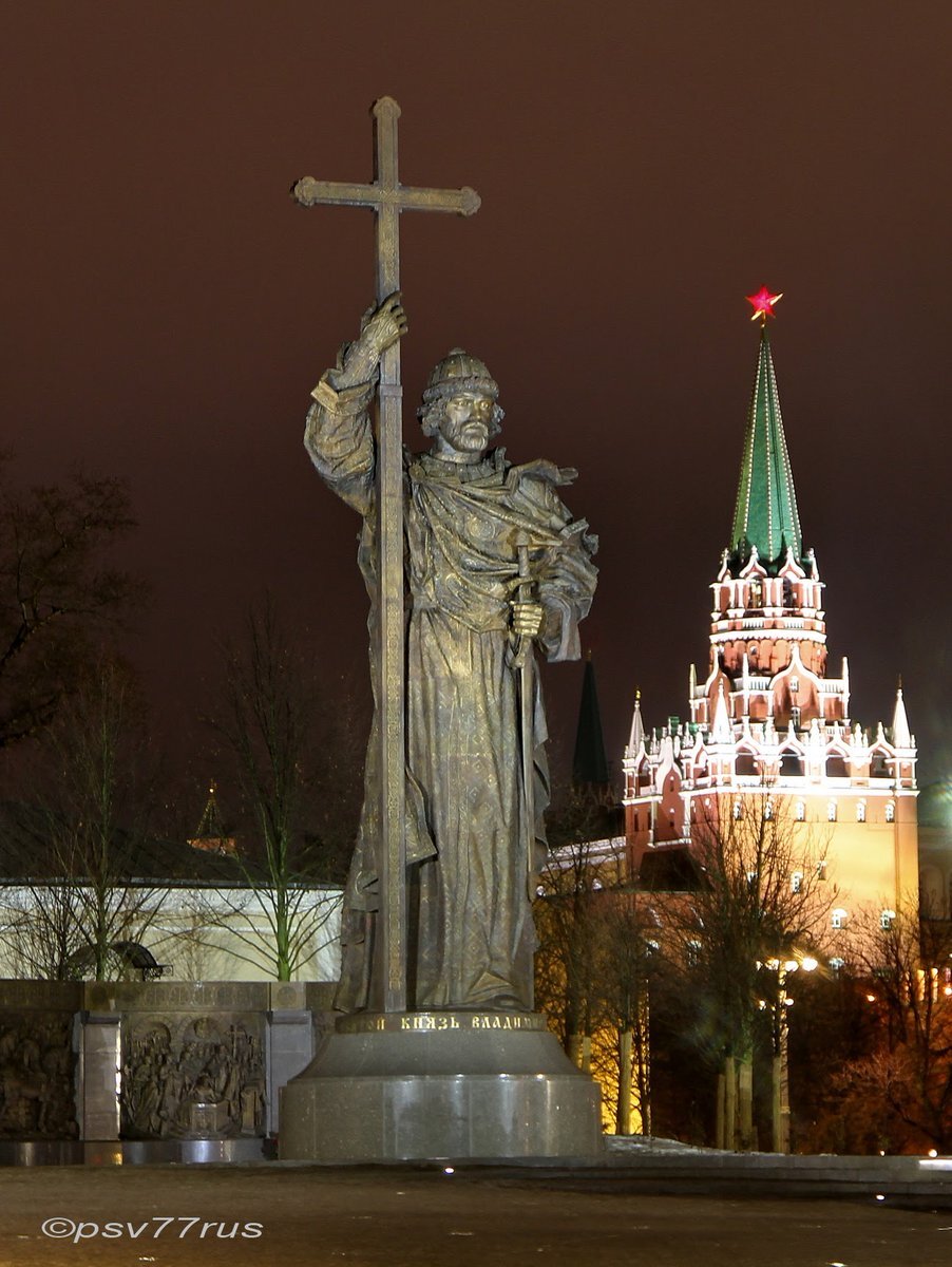 Памятник Владимиру Святому в Москве.