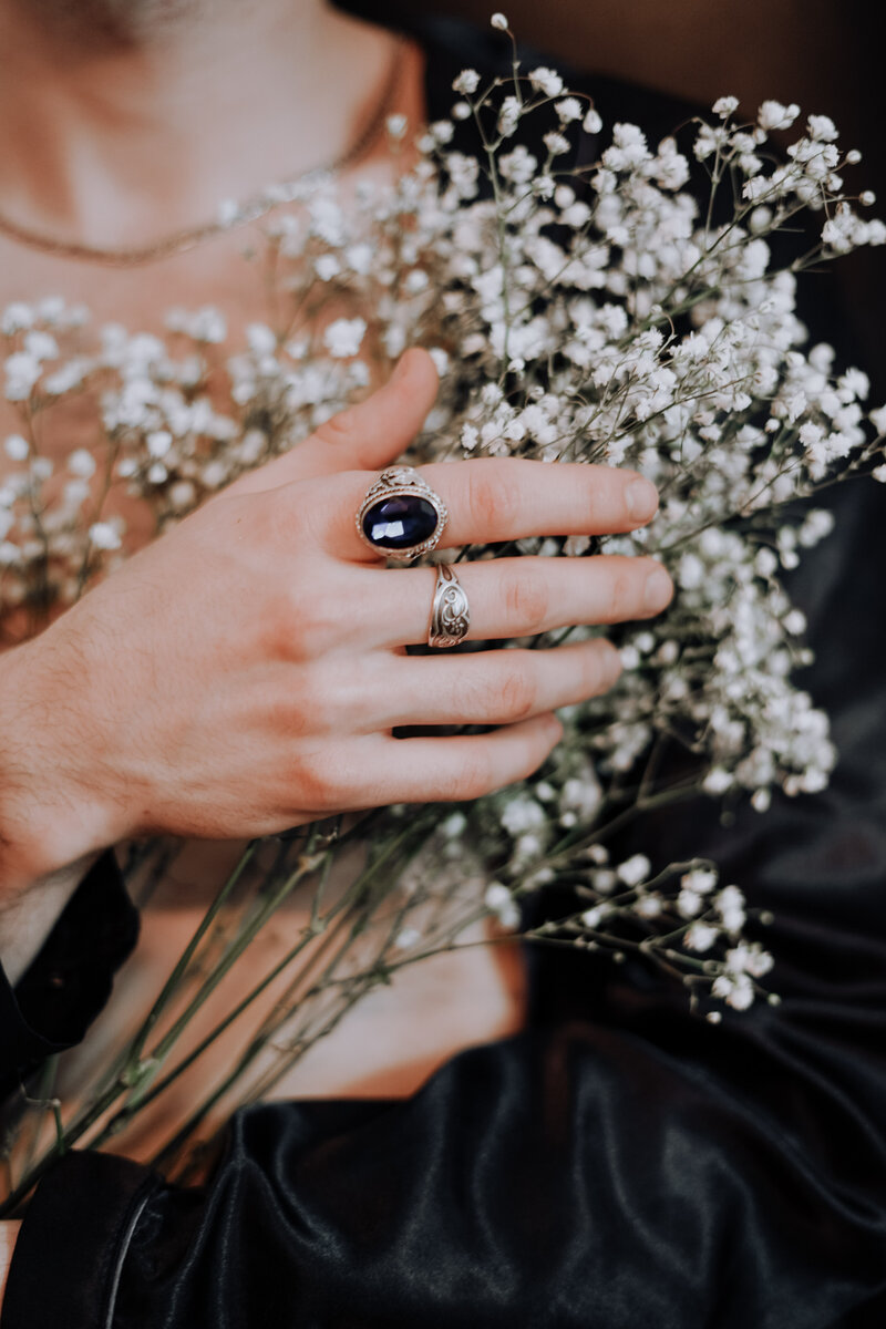 Добавь рукам изящности: самые роскошные кольца с большим камнем