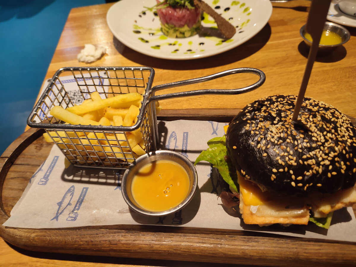 Бургер Атлантика с лососем и тунцом - 429 руб.