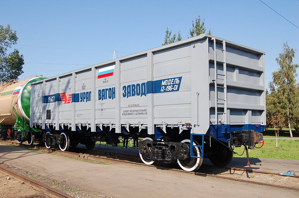  Полувагон модели 12-196-01 производства УВЗ с кассетными подшипниками, 2009 год. Источник: train-photo.ru