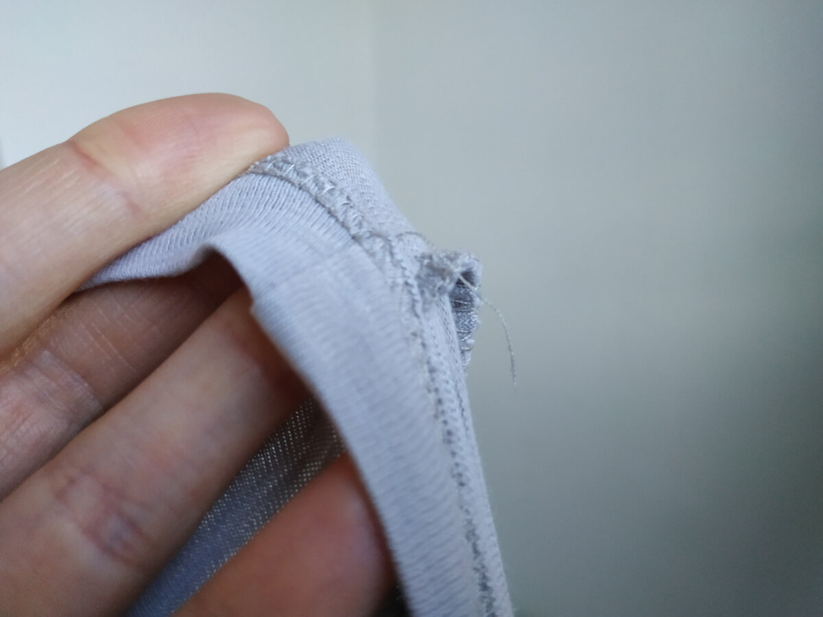 Дёрнув даже едва заметную нить, вы рискуете распустить всю длину шва. В идеале, её должны затянуть и срезать под корень, чтобы избежать распускания.