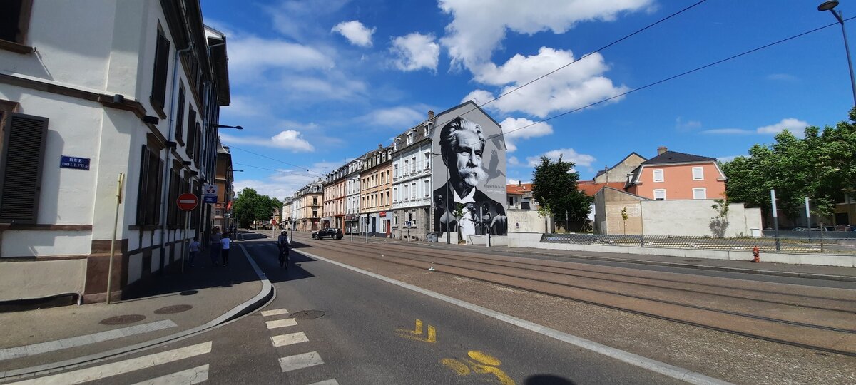 Надпись на фреске: "с уважением к жизни". Ну кому это надо? Зачем вообще долго жить?