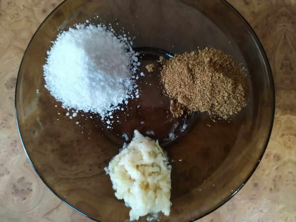  У меня это чеснок, соль и приправа для курицы (Цикория). 