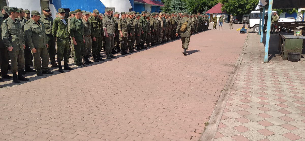 Офицер выходит на доклад комбригу