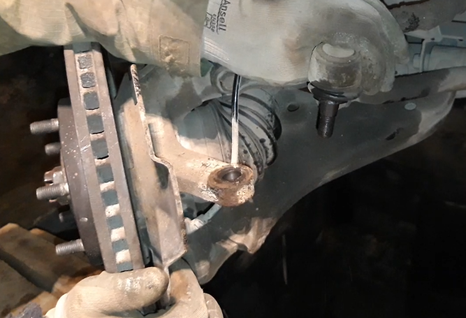 отсоединил рулевой наконечник