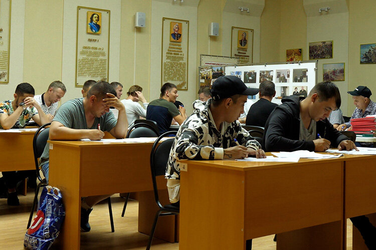 Сегодня утром в военкомат Казани на улице Аэропортовской практически не попасть: десятки жителей республики проходят там отбор в татарстанские именные батальоны «Алга» и «Тимер»