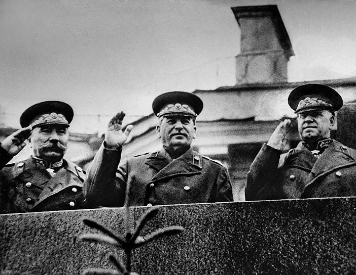 Буденный, Сталин и Жуков на трибуне. Источник: wikipedia.org