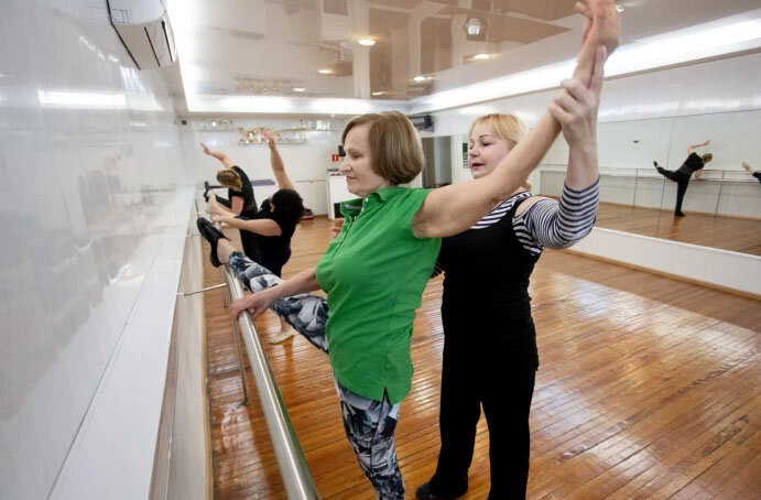 Татьяна Наговицына, 72 года: танцует, учит английский и покоряет мир. Свой ящик Пандоры она открыла в 50 лет, и началось: путешествия, танцы, репетиции. Случайно попав в танцевальную мастерскую, Татьяна поняла, что именно этого ей всю жизнь и недоставало(информация с сайта ngs24.ru).